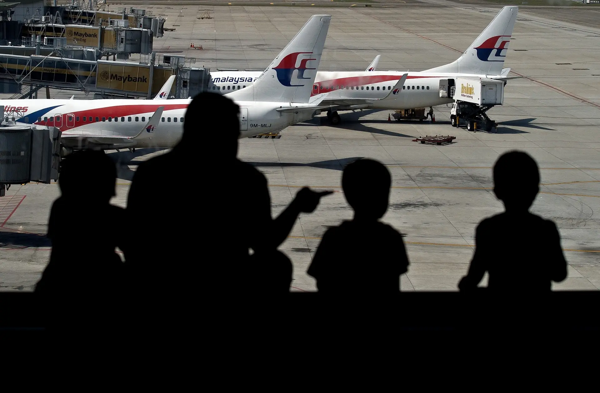 Buscas pelo avião desaparecido da Malaysia Airlines chegam ao fim mas mistério continua por resolver