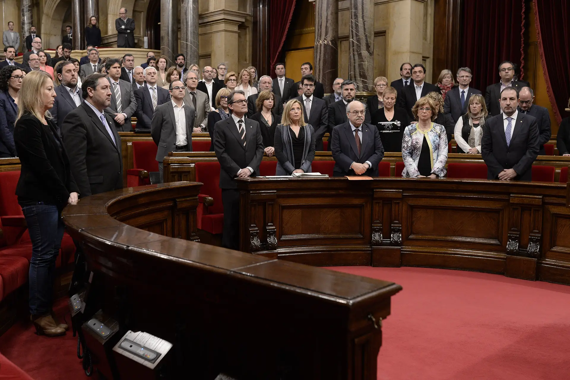 Catalunha: Tribunal Constitucional suspende sessão do parlamento catalão