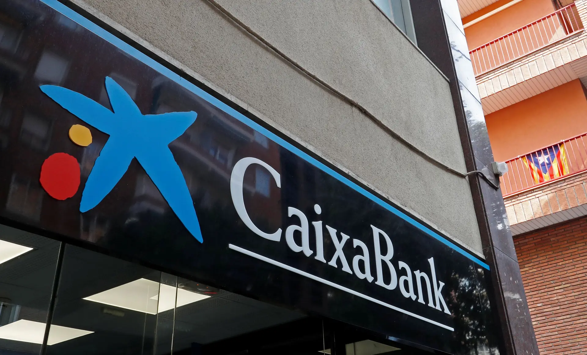 Dono do BPI estará a explorar possível compra do Novo Banco: CaixaBank tem mantido negociações com a Lone Star