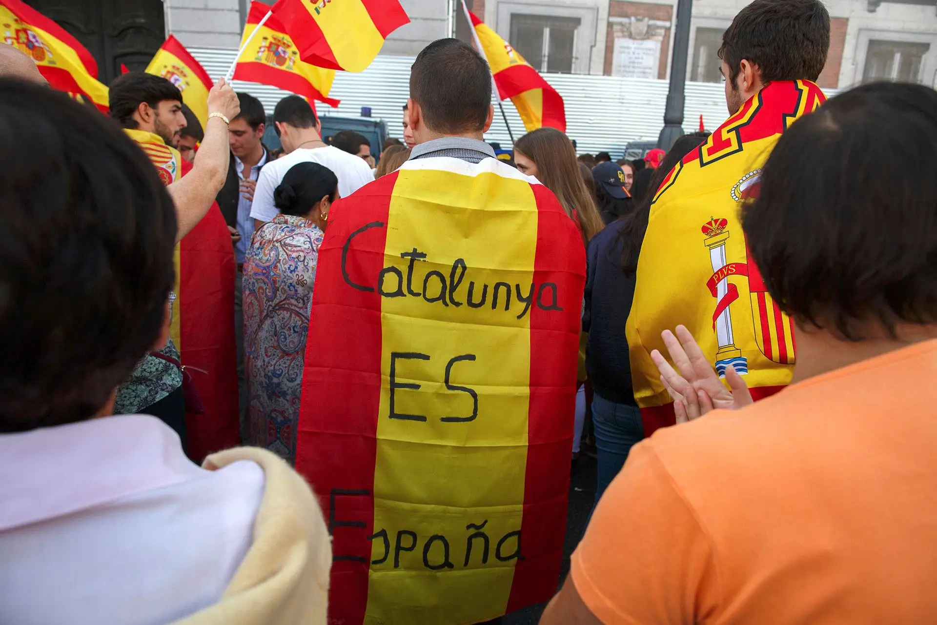 Catalães manifestam-se contra a independência da Catalunha no dia do referendo 