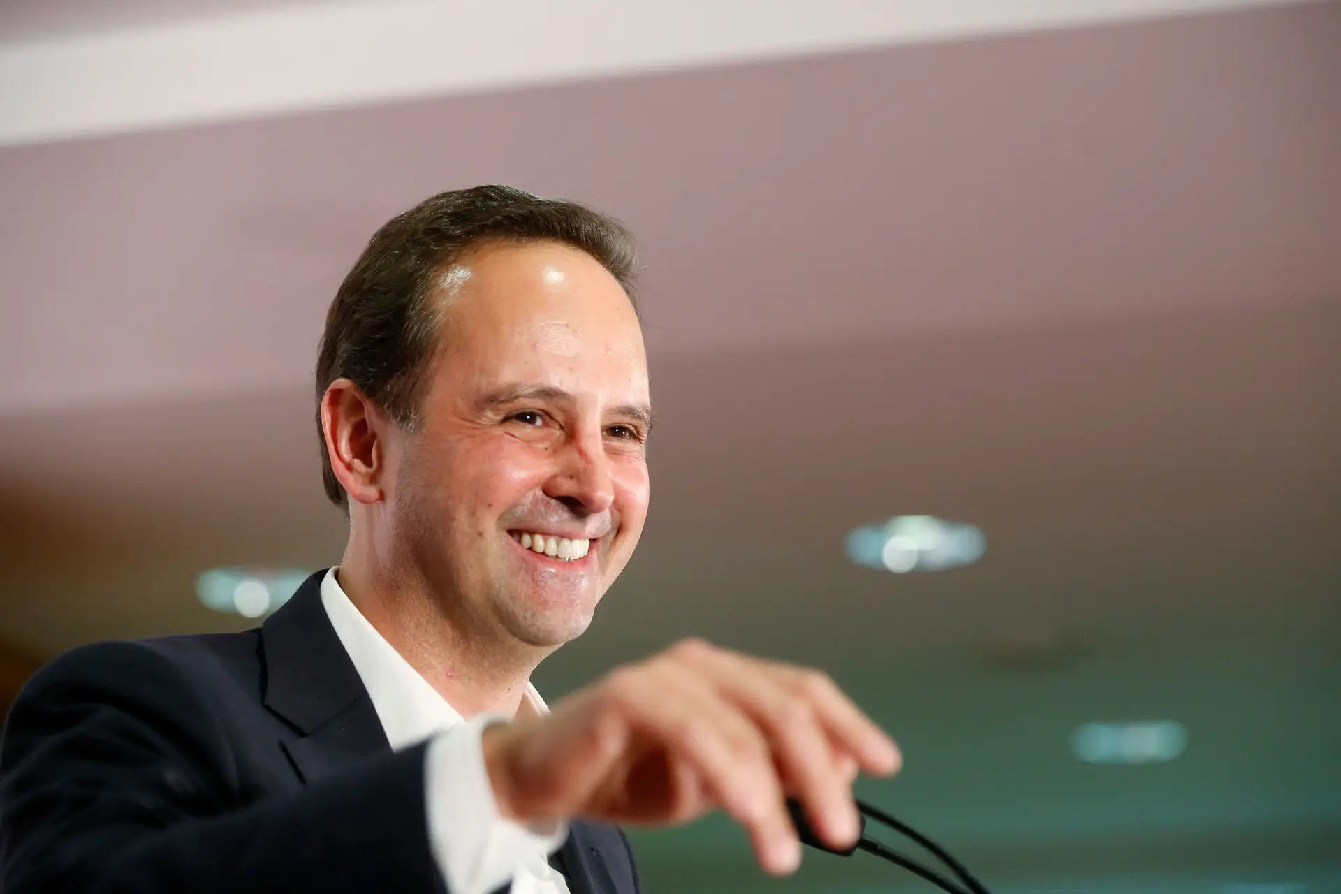 Medina reuniu-se com BE, à espera de sinal do PCP