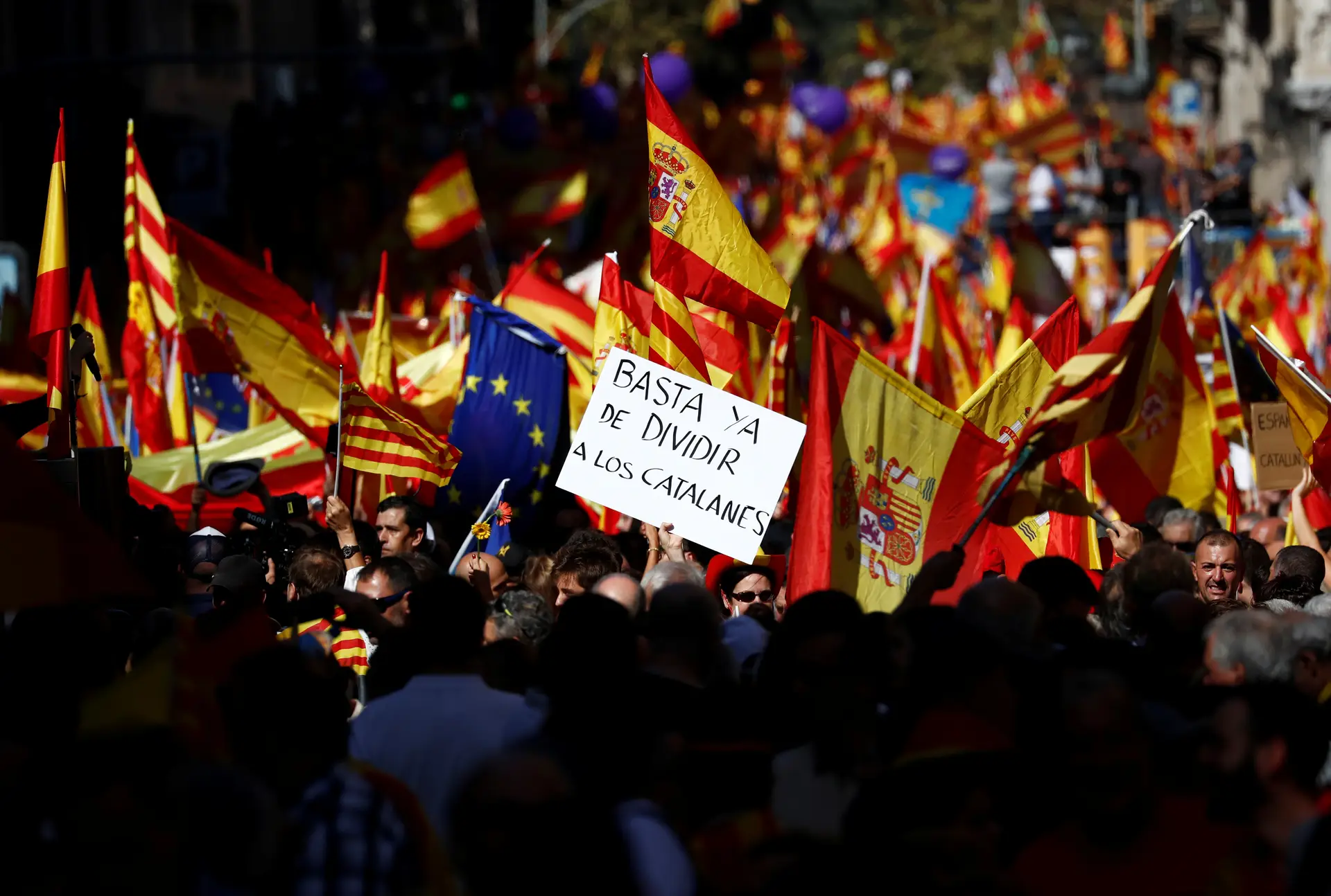 “Basta de dividir os catalães”, pede-se, nas ruas de Barcelona