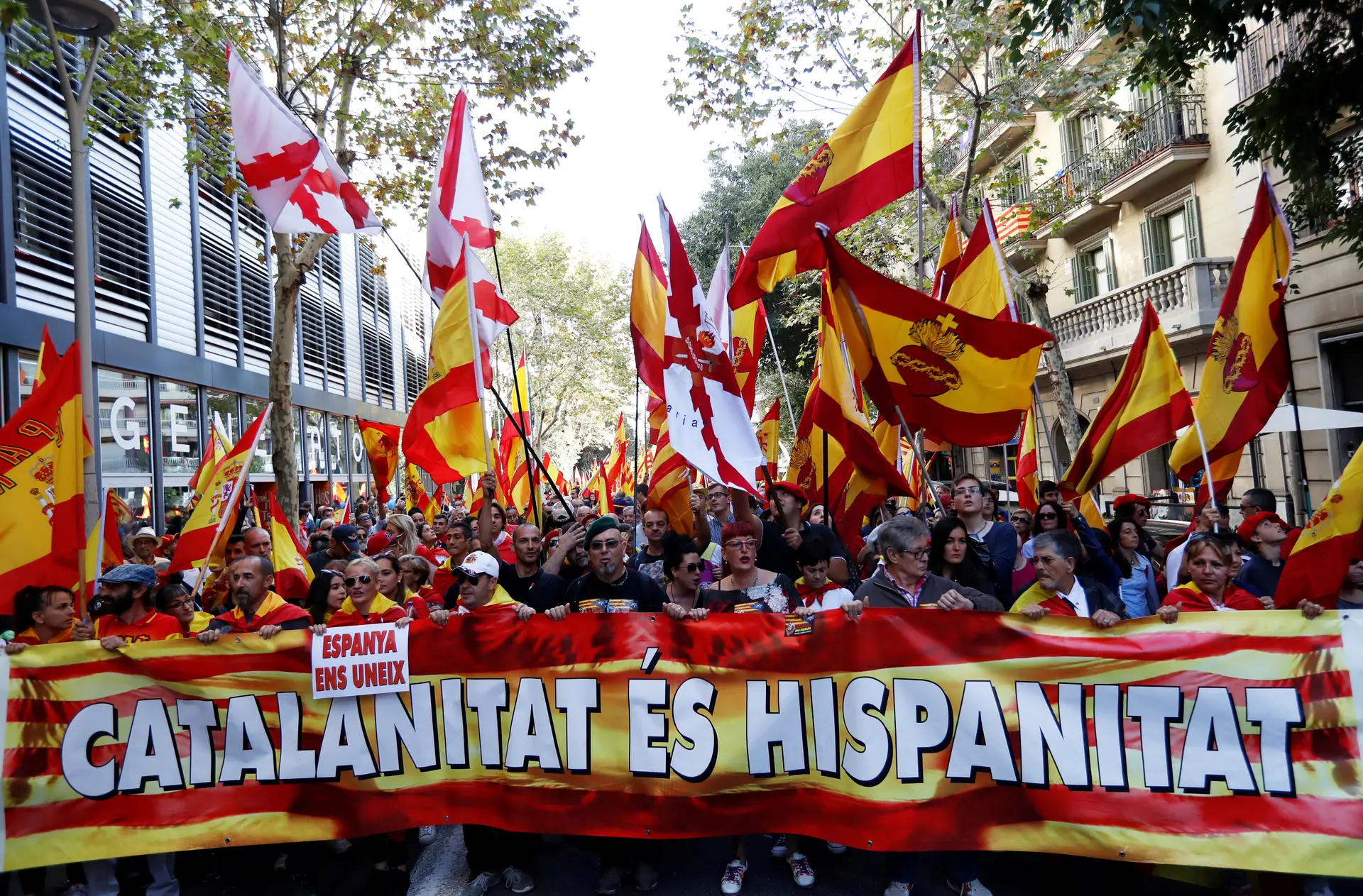 “Catalunha é Espanha”, defendem milhares de catalães, nas ruas de Barcelona