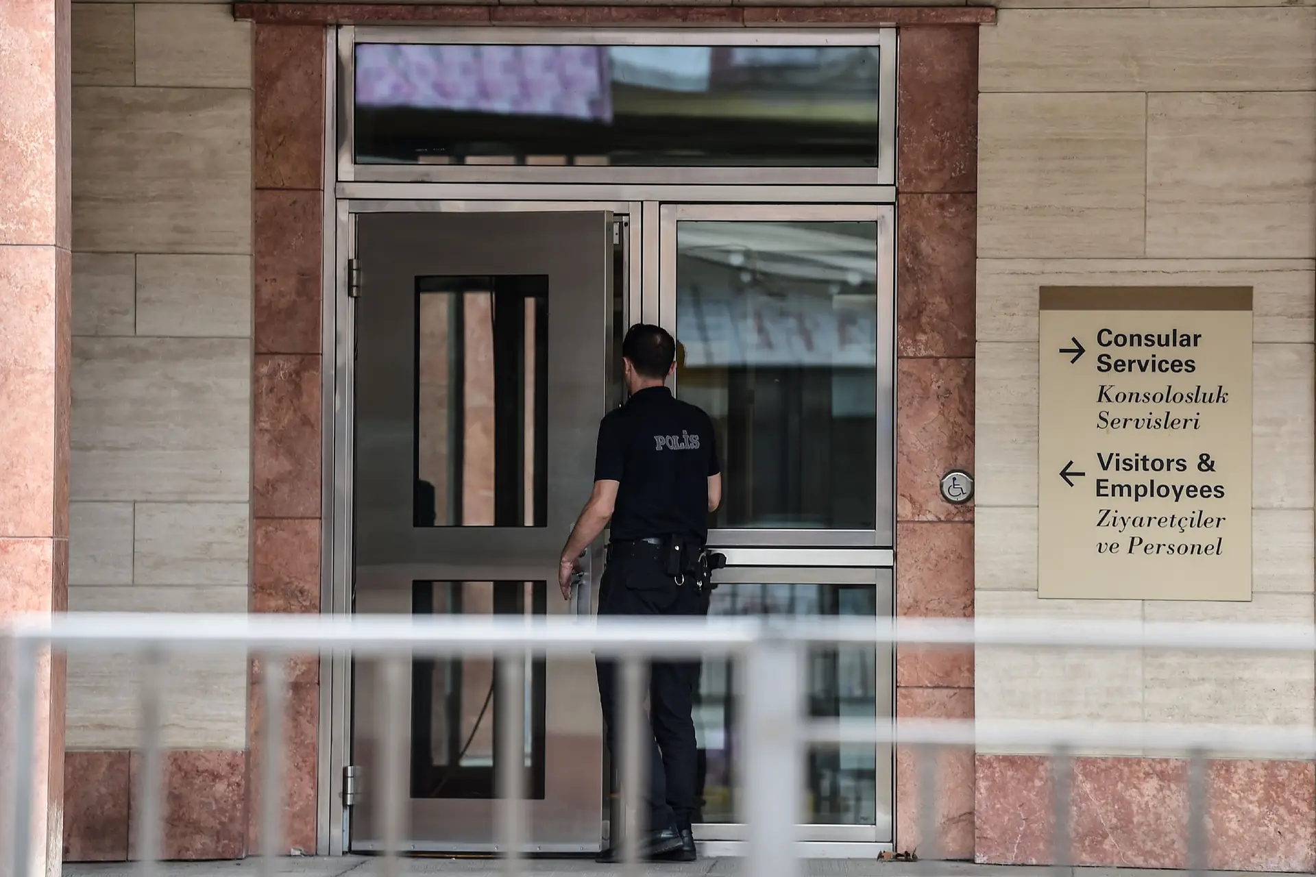 Detenção de um turco que trabalha no consulado dos EUA em Istambul gerou uma crise diplomática entre os dois aliados da NATO
