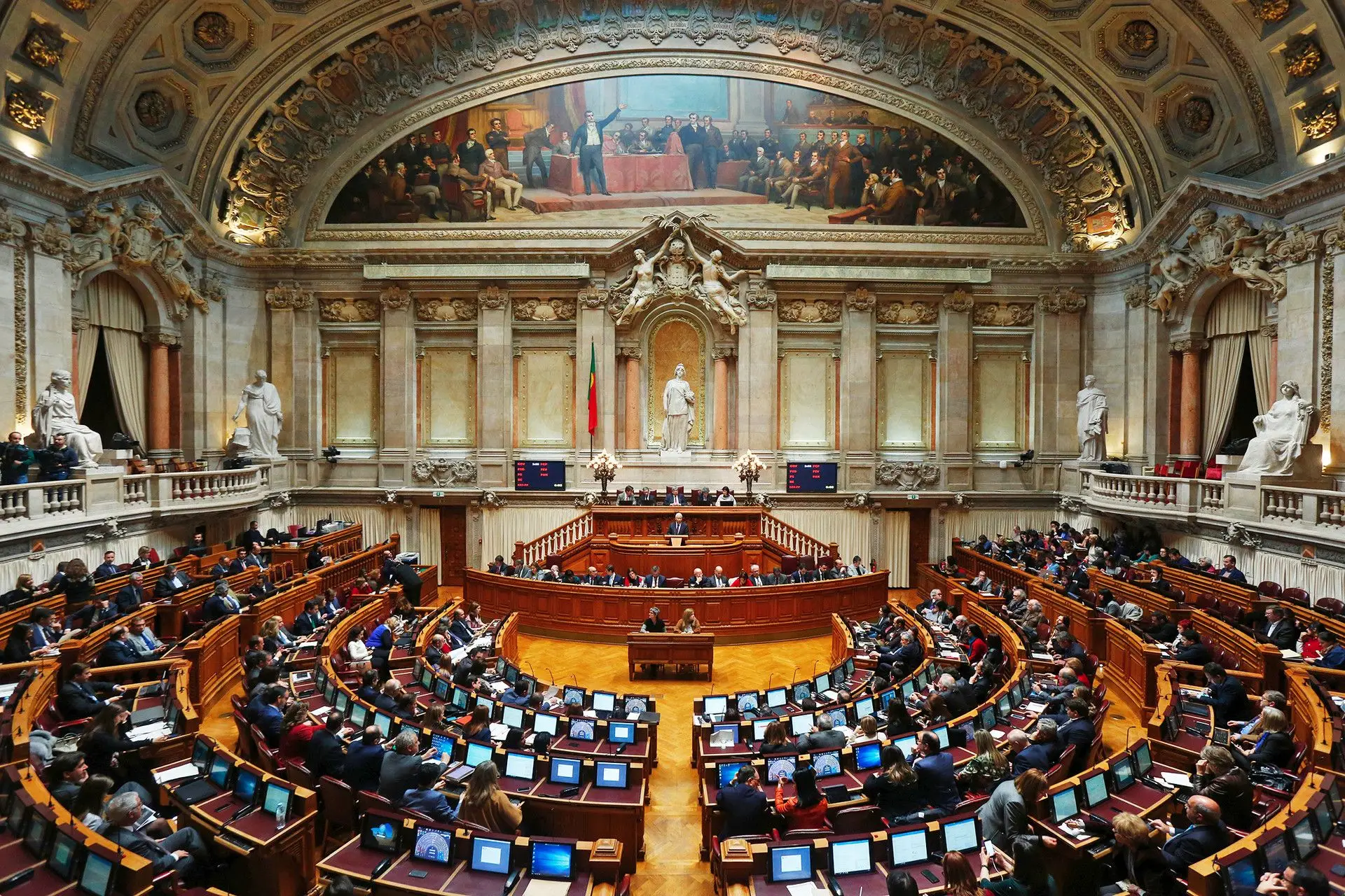 Leite para bebés, ginásios, barcos solares, IRS, pensões: As quase 1000 propostas de alteração ao Orçamento que estão a assustar Marcelo