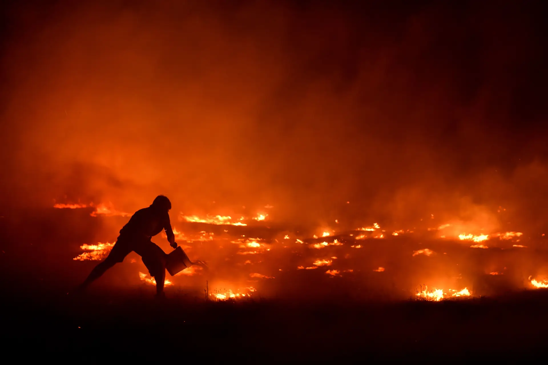 Mais de 1.600 operacionais estão a combater 30 incêndios - Expresso