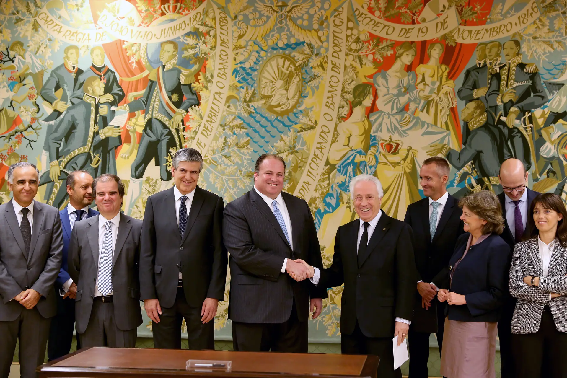 Donald Quintin, diretor-geral do fundo Lone Star, e Carlos Costa, governador do Banco de Portugal, formalizaram esta manhã o negócio do Novo Banco