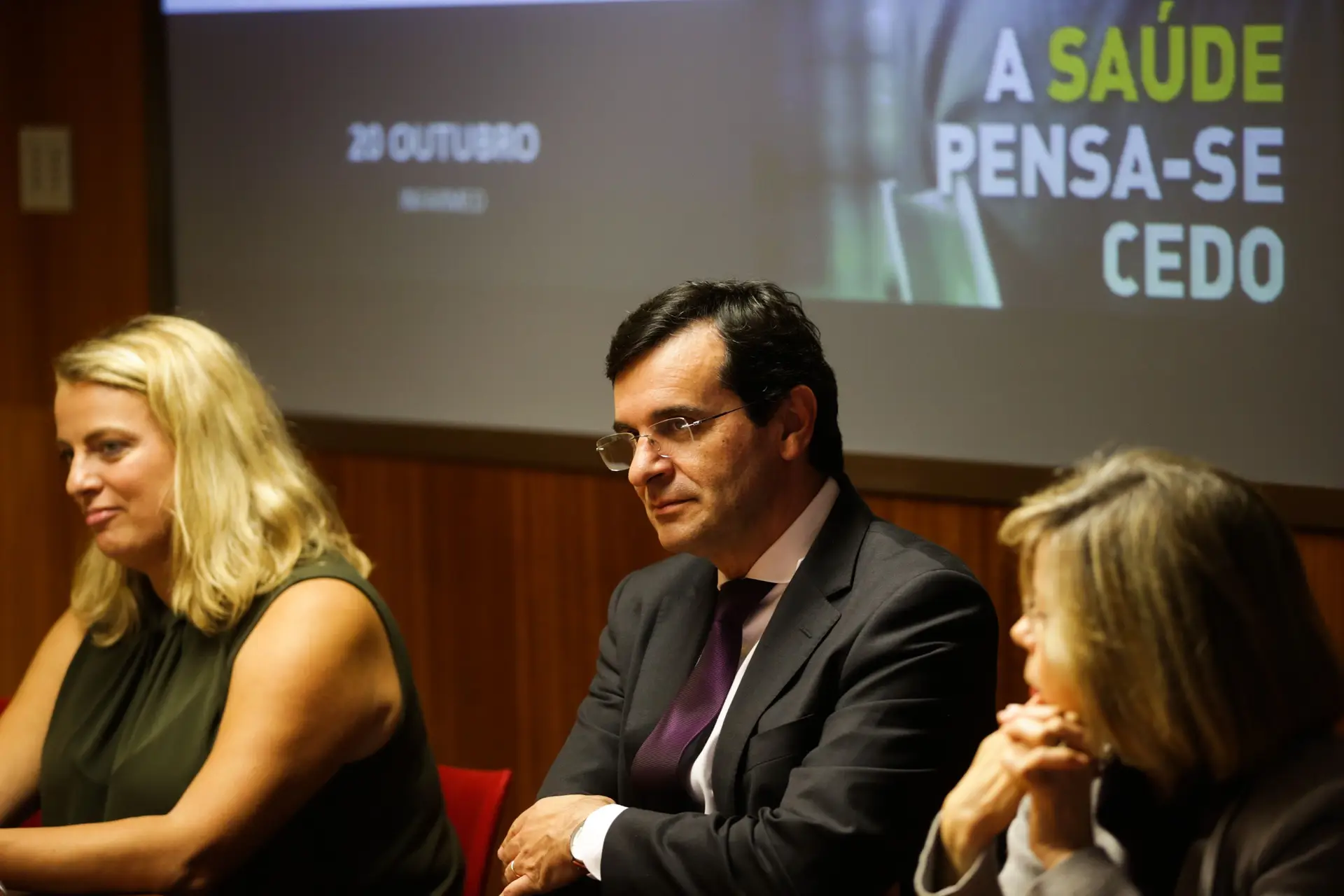 Ana Castro (presidente do Health Parliament Portugal), Adalberto Campos Fernandes (ministro da Saúde) e Maria de Belém Roseira (curadora do projeto) na apresentação do livro