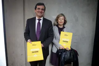 Adalberto Campos Fernandes e Maria de Belém com o livro final do Health Parliament 2017