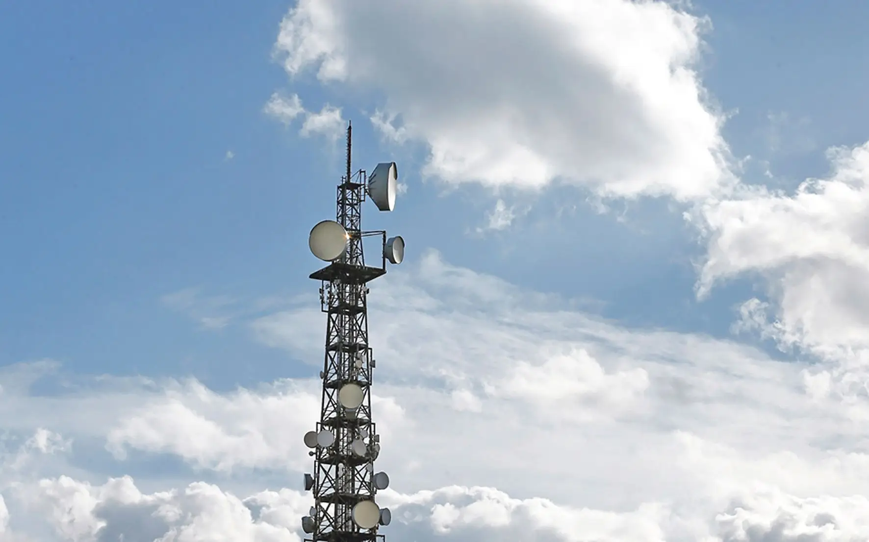 Nos e Vodafone assinam acordo de partilha de equipamentos de redes móveis
