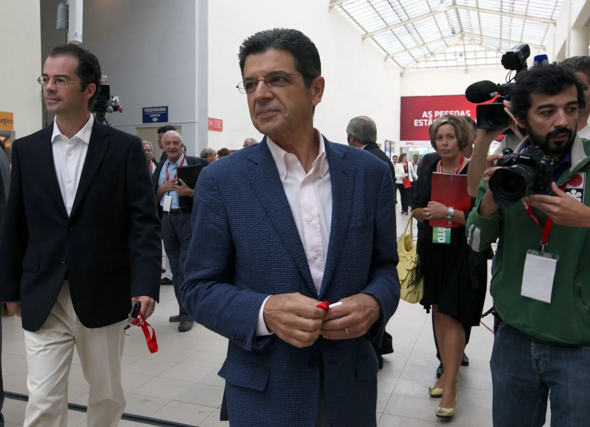 Carrilho diz ter ainda dois anos para pagar à APAV, para Bárbara Guimarães o prazo já terminou