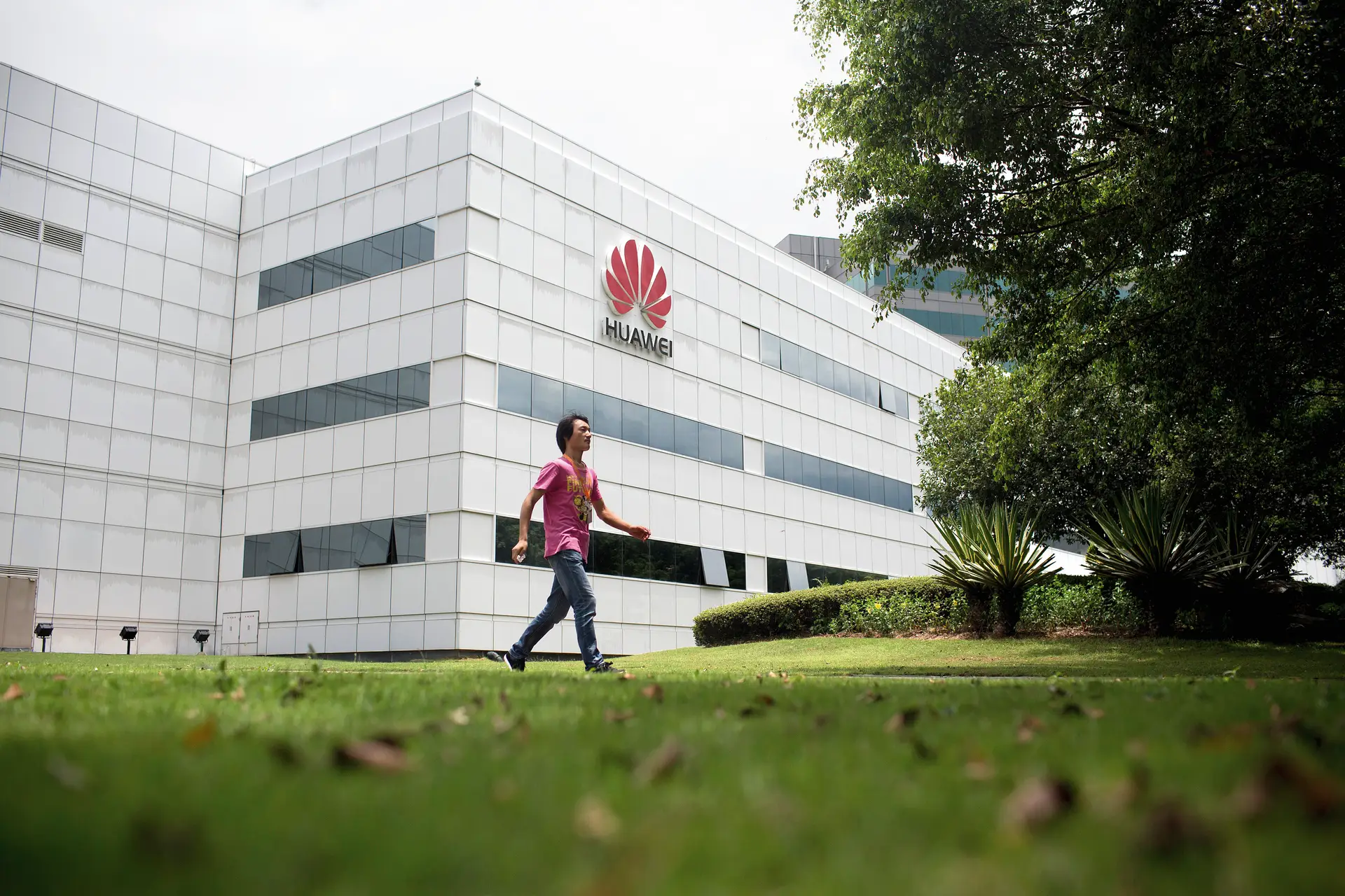 Visitas à sede da Huawei, na China, levaram o Governo a abrir três inquéritos internos 