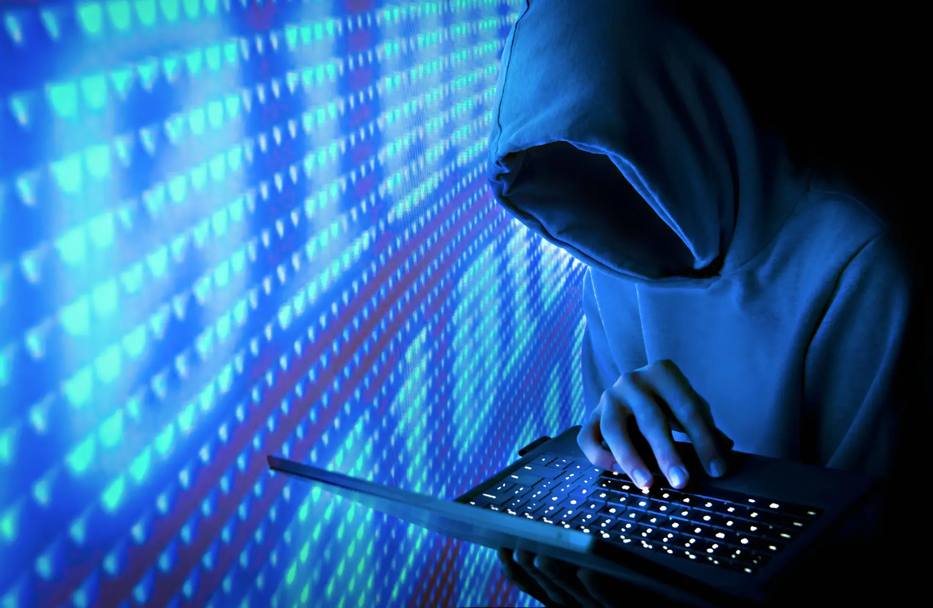 Jovem de 17 anos partilha imagens manipuladas com IA de colegas “completamente nuas” e cria site para as vender