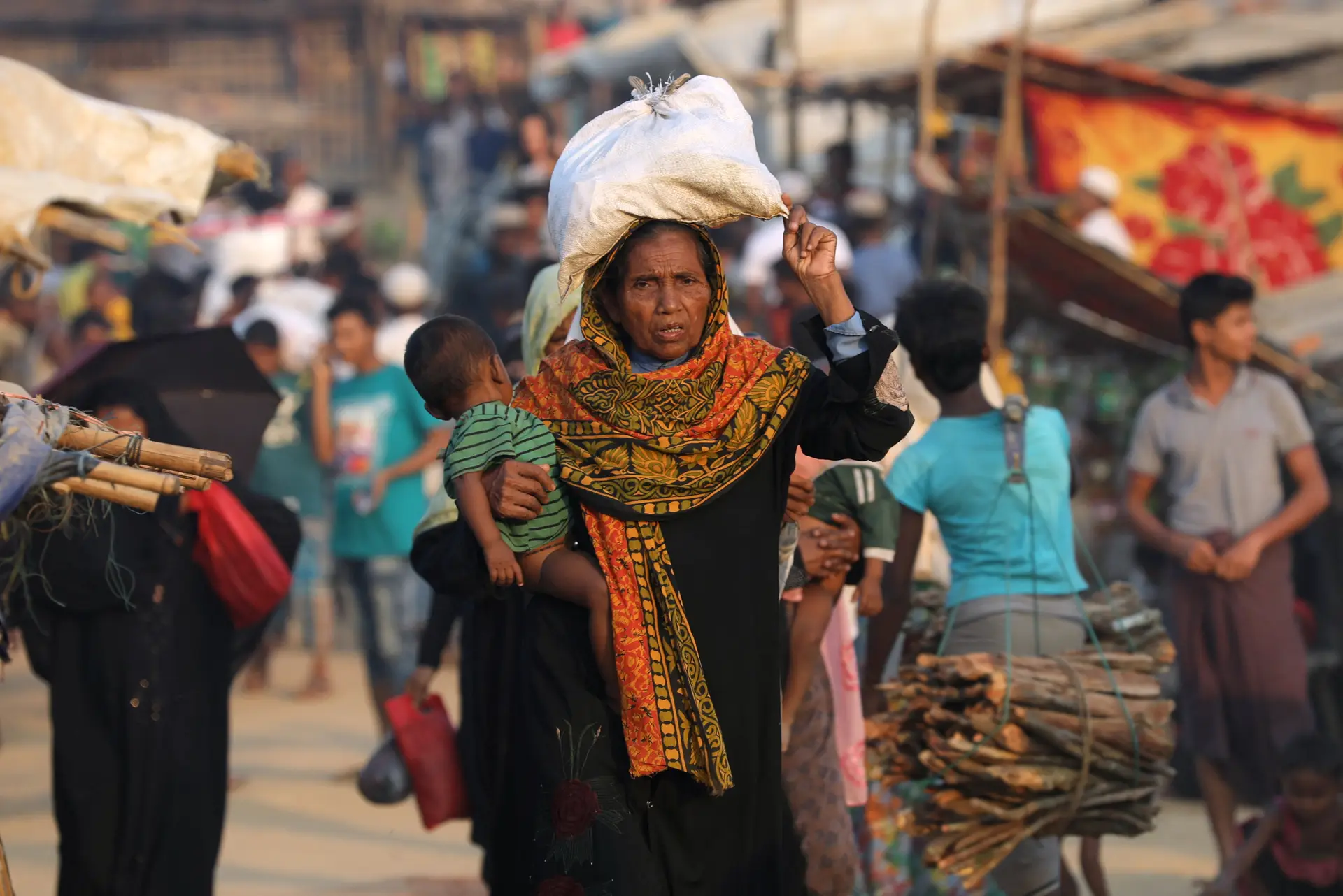 Refugiados rohingya num campo em Cox Bazar, Bangladesh