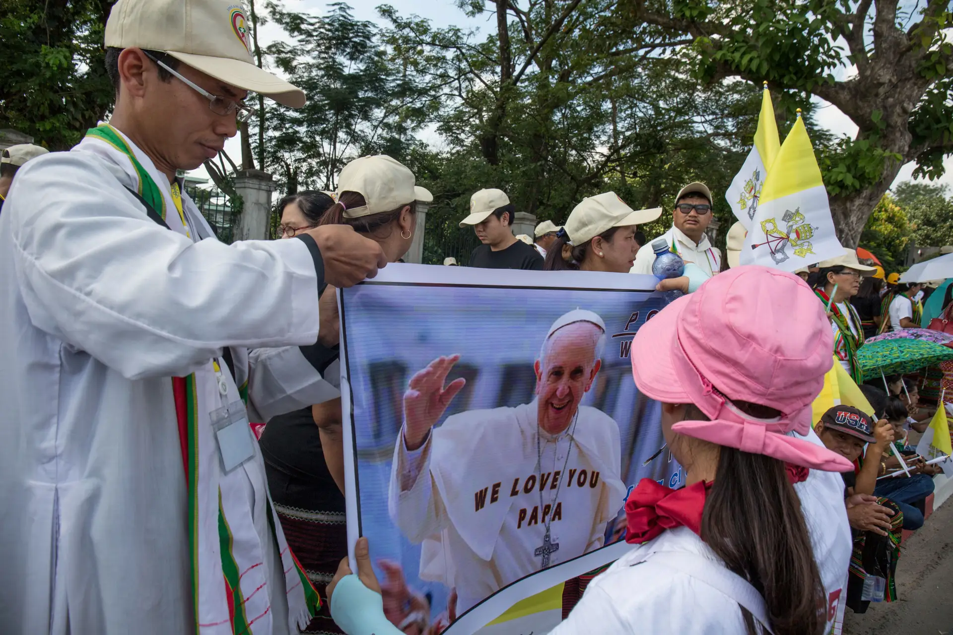 Myanmar. Milhares recebem Papa com bandeiras e cânticos