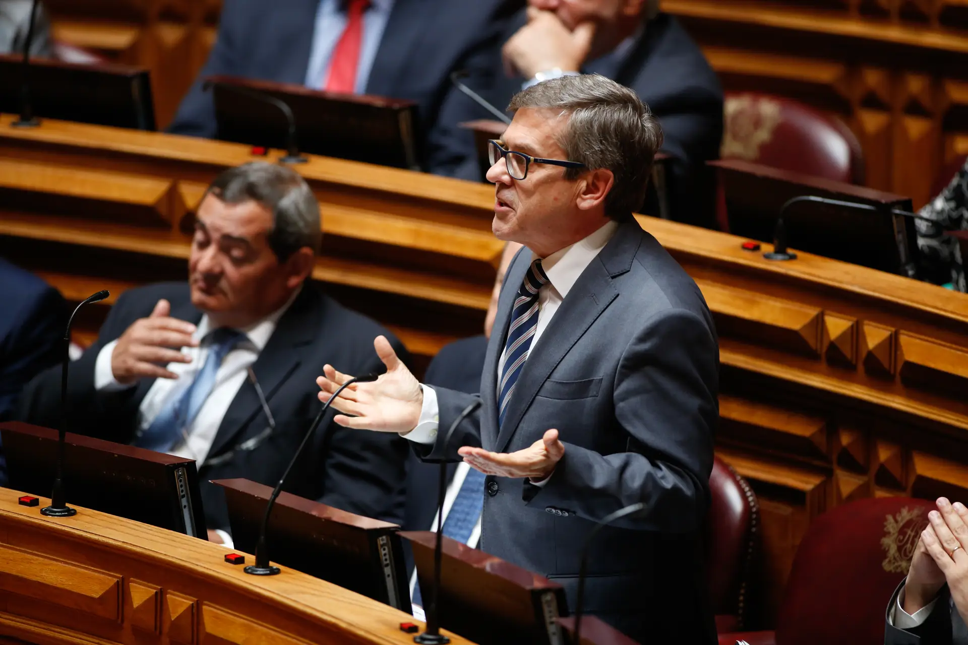 Deputados que fiscalizam transparência não vêem conflitos de interesses em deputados alvo de queixa
