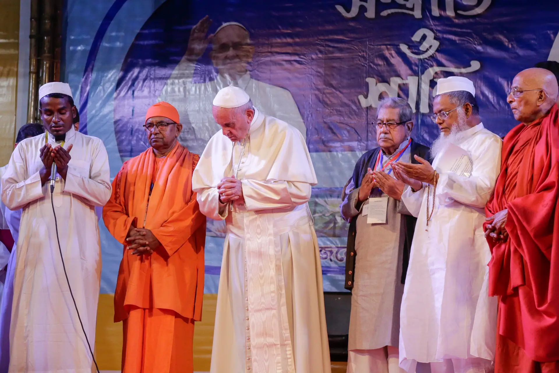 O Papa Francisco encontrou-se esta sexta-feira com 16 membros da minoria rohingya no Bangladesh