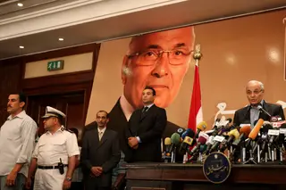 De volta ao Cairo, Ahmed Shafiq desmente alegações de rapto