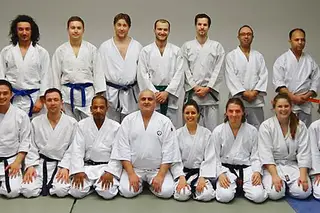 Zita Martins no dojo de aikido em Londres (no centro, ao lado do mestre) 