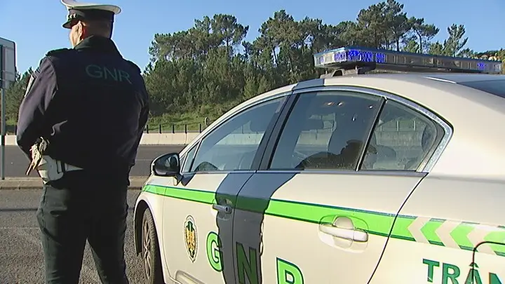 GNR apedrejado após perseguição a carro que não parou em operação STOP
