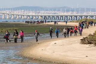 Um milhar de apanhadores, num cortejo interminável como se do êxodo bíblico se tratasse, em que o Tejo vazio de água faz a vez do Mar Vermelho e os mariscadores de hebreus. A maré começa a encher. É hora de sair