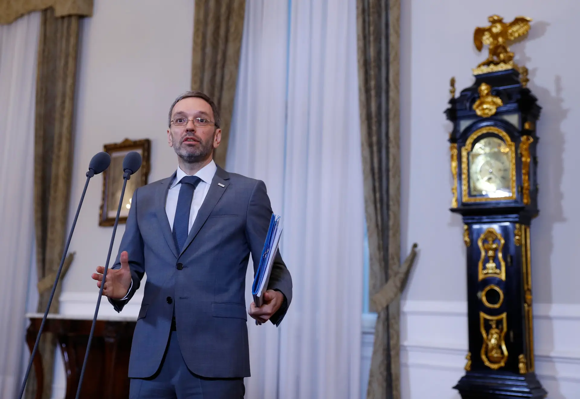 Ministro austríaco de extrema-direita causa indignação ao dizer que quer “concentrar” migrantes