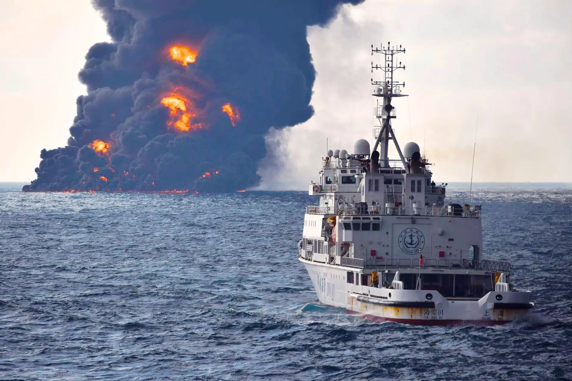 Petroleiro iraniano incendeia-se e naufraga na costa da China