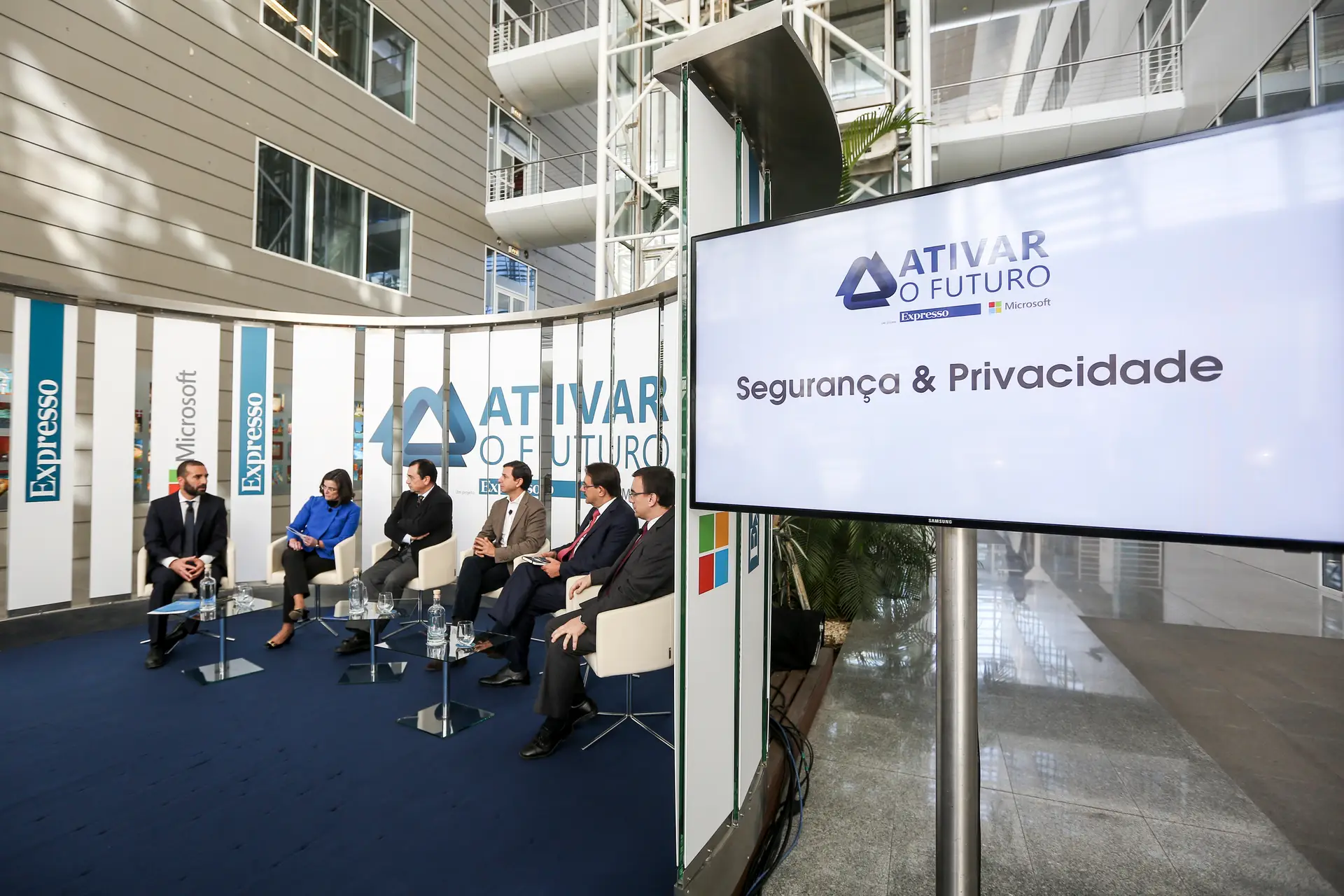 Martim Silva (Expresso) conduziu o debate no edifício Impresa, com a participação de Isabel Vaz (Luz Saúde); António Gameiro Marques (Gabinete Nacional de Segurança); Sebastião Lancastre (Easypay); João Leite (Banco Santander Totta); e Sérgio Trindade (EPAL)