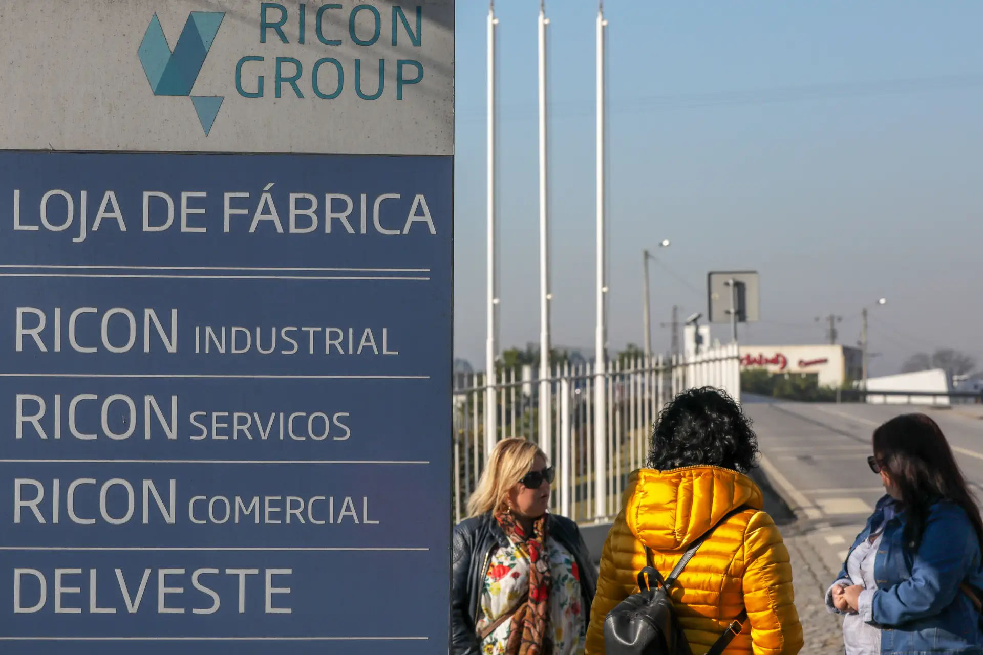 Em janeiro do ano passado, algumas trabalhadoras juntaram-se à porta da fábrica enquanto decorria a assembleia de credores do grupo no tribunal de Vila Nova de Famalicão