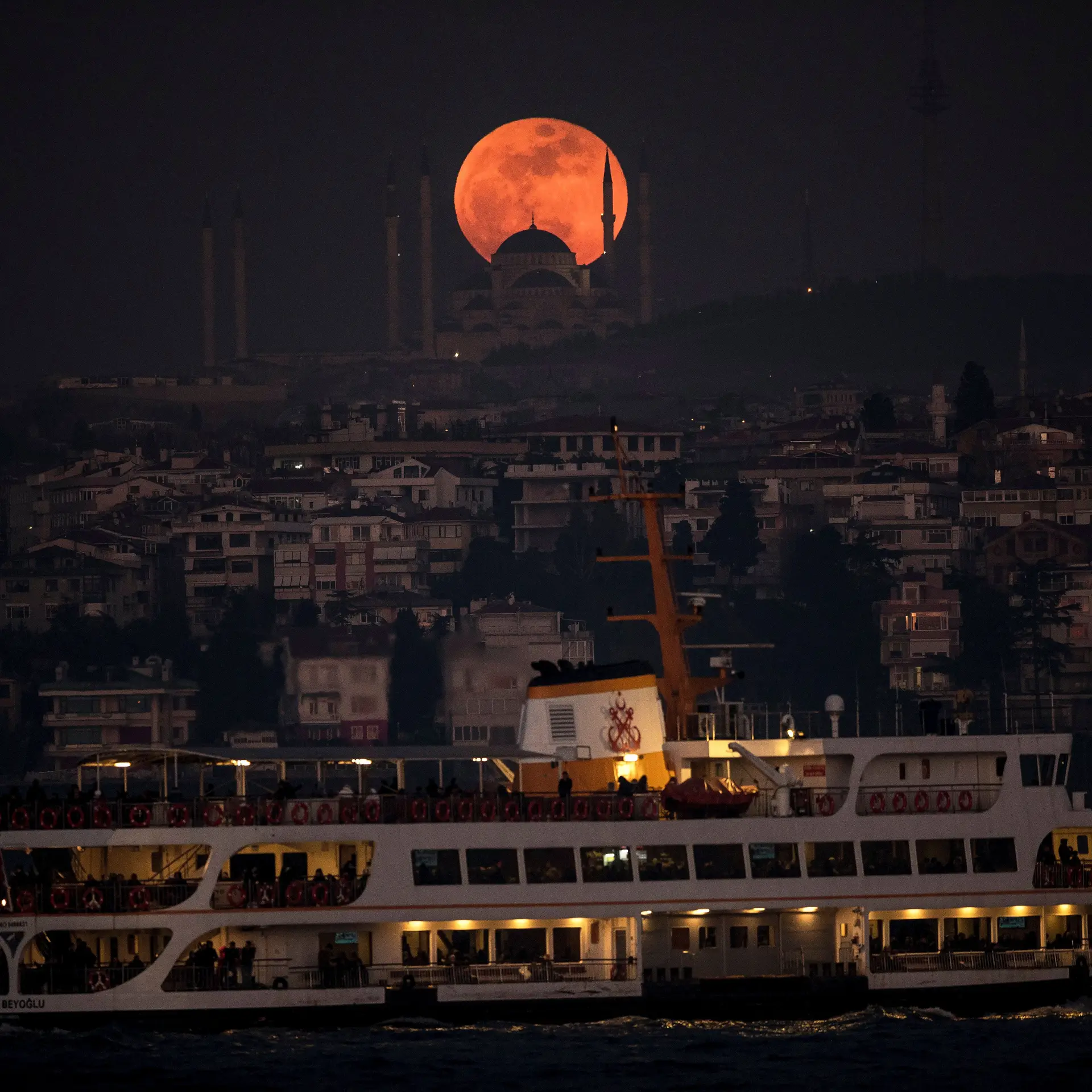 Superlua azul pode ser vista esta noite. Fenómeno raro também será visível  em Portugal