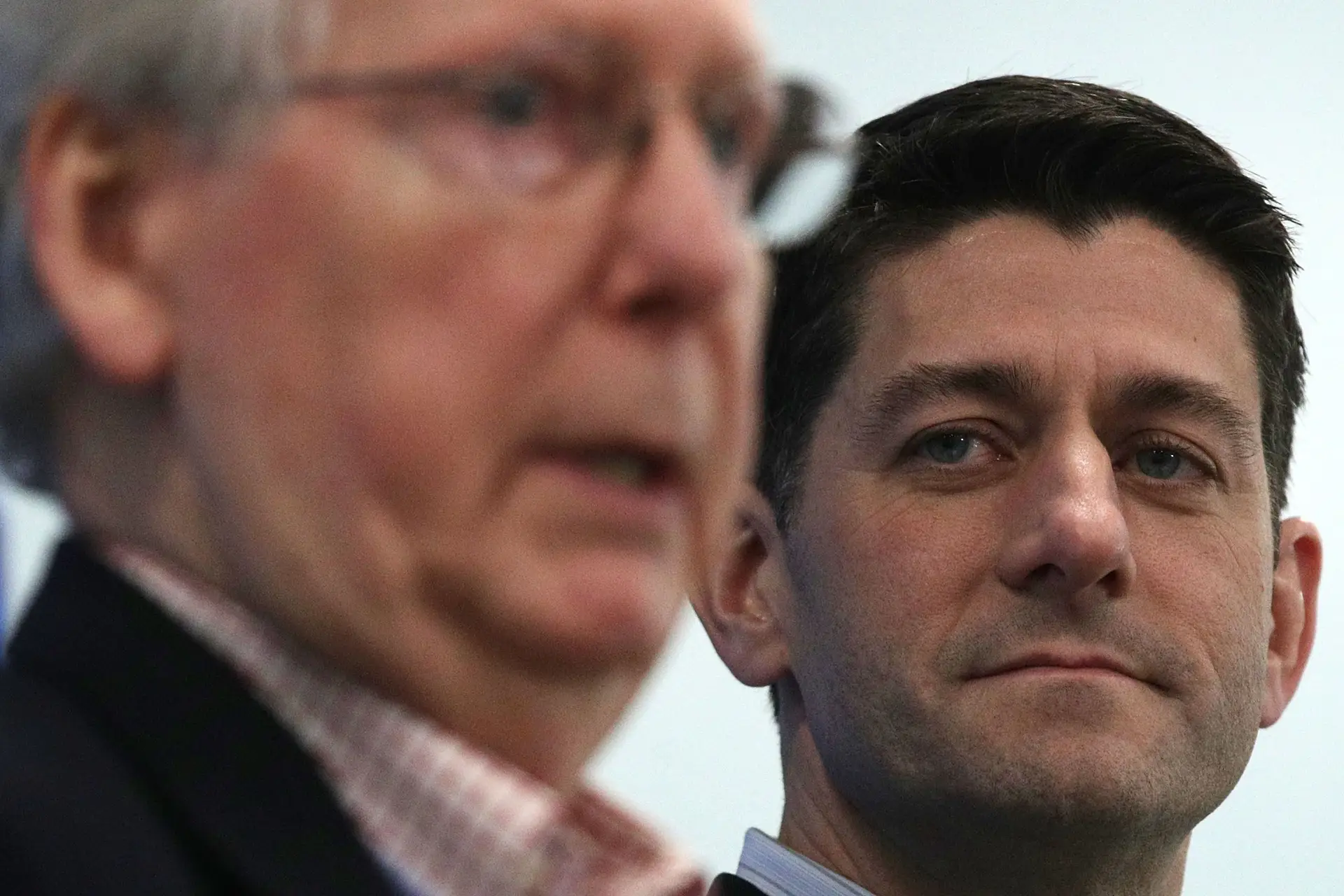Os líderes da maioria republicana no Senado, Mitch McConnell (esq), e na Câmara dos Representantes, Paul Ryan
