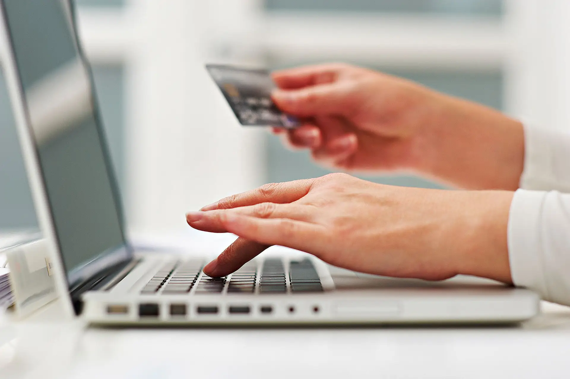 Sabe aquele código de 3 ou 4 números atrás do cartão de crédito? Vá-se preparando para o esquecer