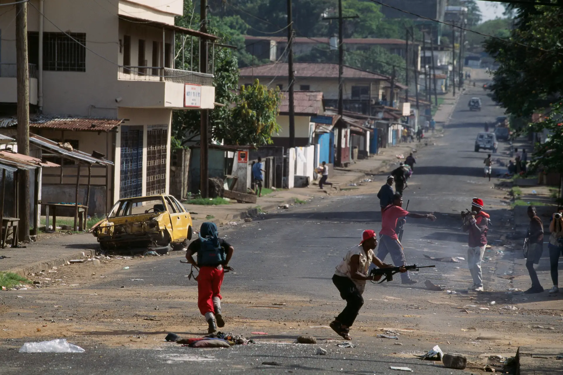 Fotografia tirada em 1996, ano em que a guerra civil na Libéria terminou, mostra os conflitos nas ruas.