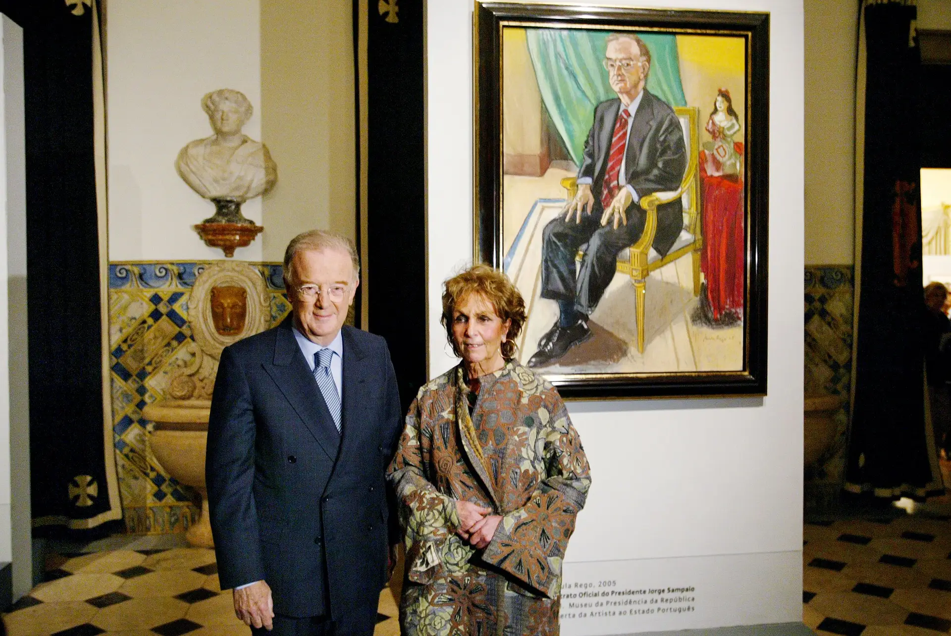Jorge Sampaio e Paula Rego durante a apresentação oficial, em março de 2006, no Palácio de Belém, do retrato do primeiro exposto desde então na galeria dos Presidentes da República