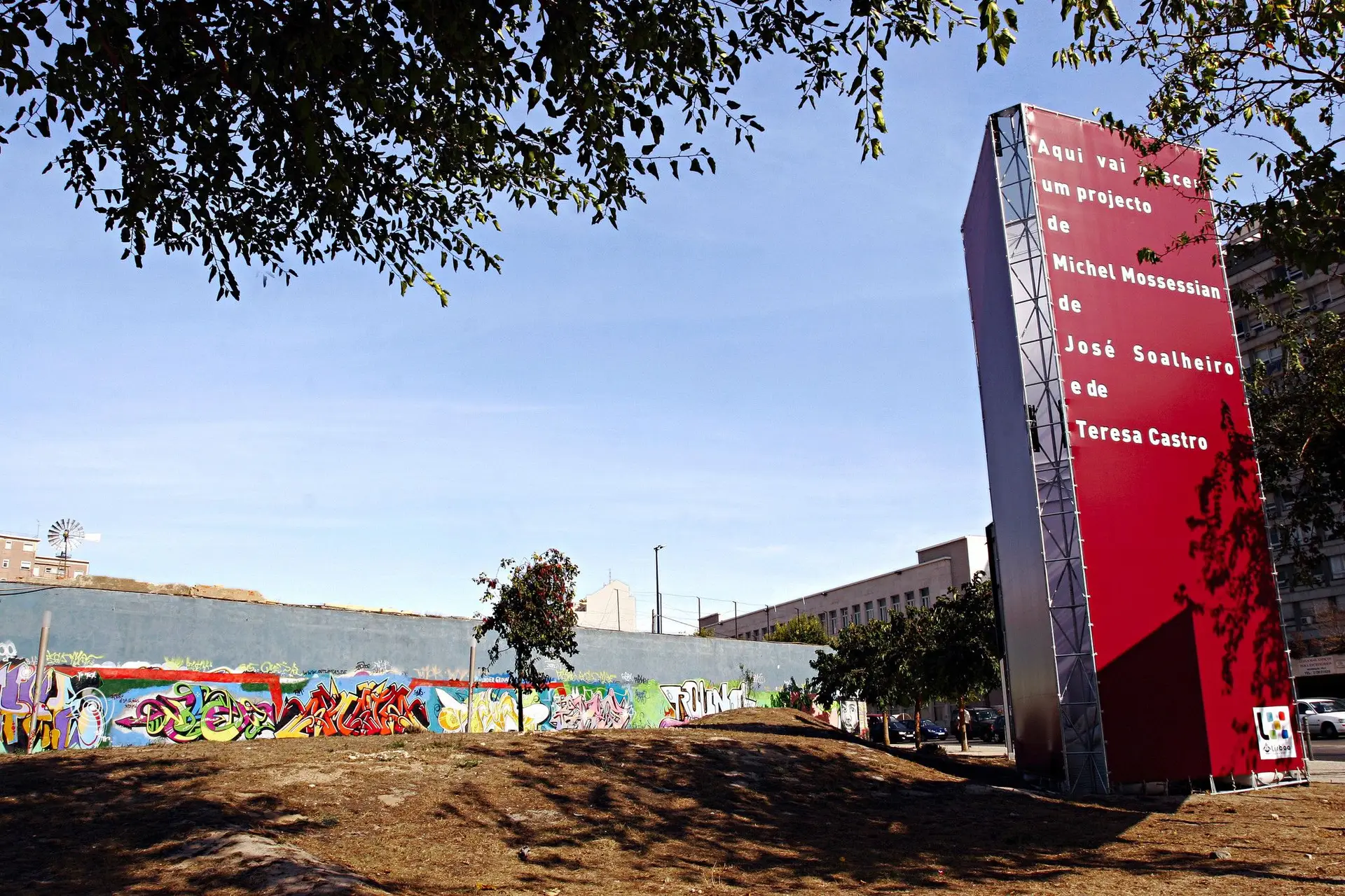 Este cartaz esteve durante anos junto ao terreno no centro de Lisboa
