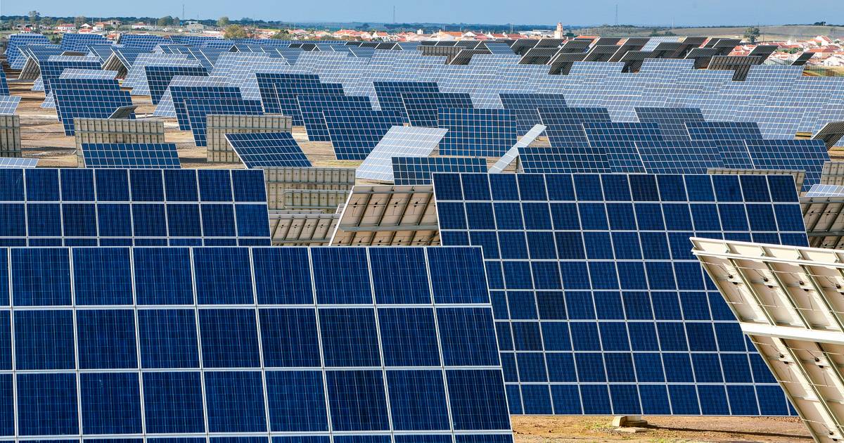 Investimento em energia solar deve ultrapassar este ano extração petrolífera