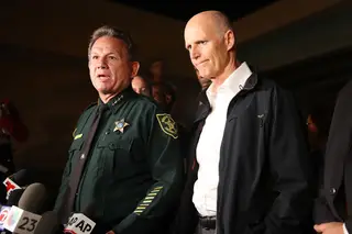 Agente da polícia não travou massacre em liceu da Florida que vitimou 17 pessoas