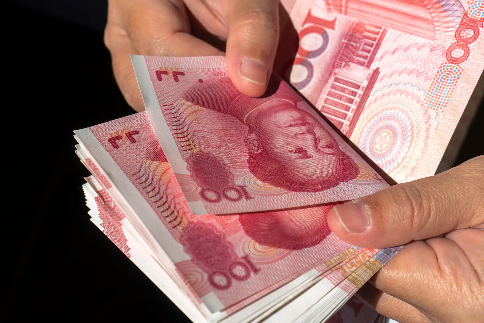 China consolida segundo lugar nas bolsas, mas renminbi perde posição nos pagamentos internacionais
