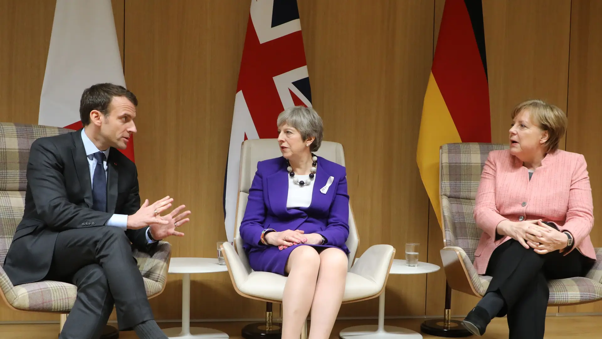 O Presidente de França, Emmanuel Macron, ao lado da primeira-ministra britânica, Theresa May, e da chanceler alemã, Angela Merkel