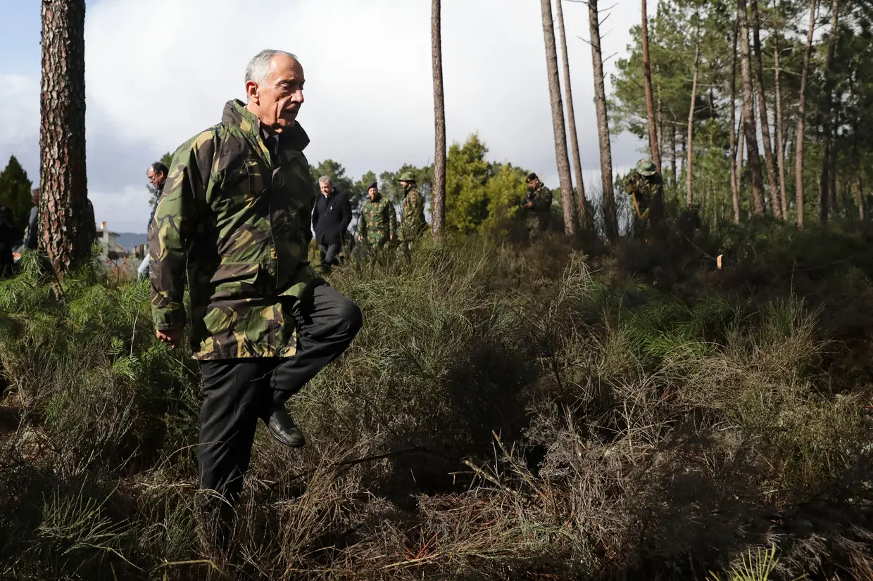 O Presidente da República vestiu um camuflado para visitar ações do Regimento de Infantaria N.º 14 de limpeza florestal em Viseu