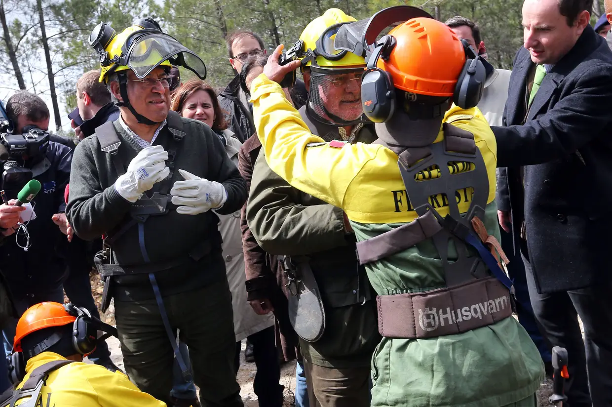 António Costa esteve na aldeia dos Vermelhos, perto do Ameixial, concelho de Loulé. Aterrou de helicóptero e vestiu literamente a camisola