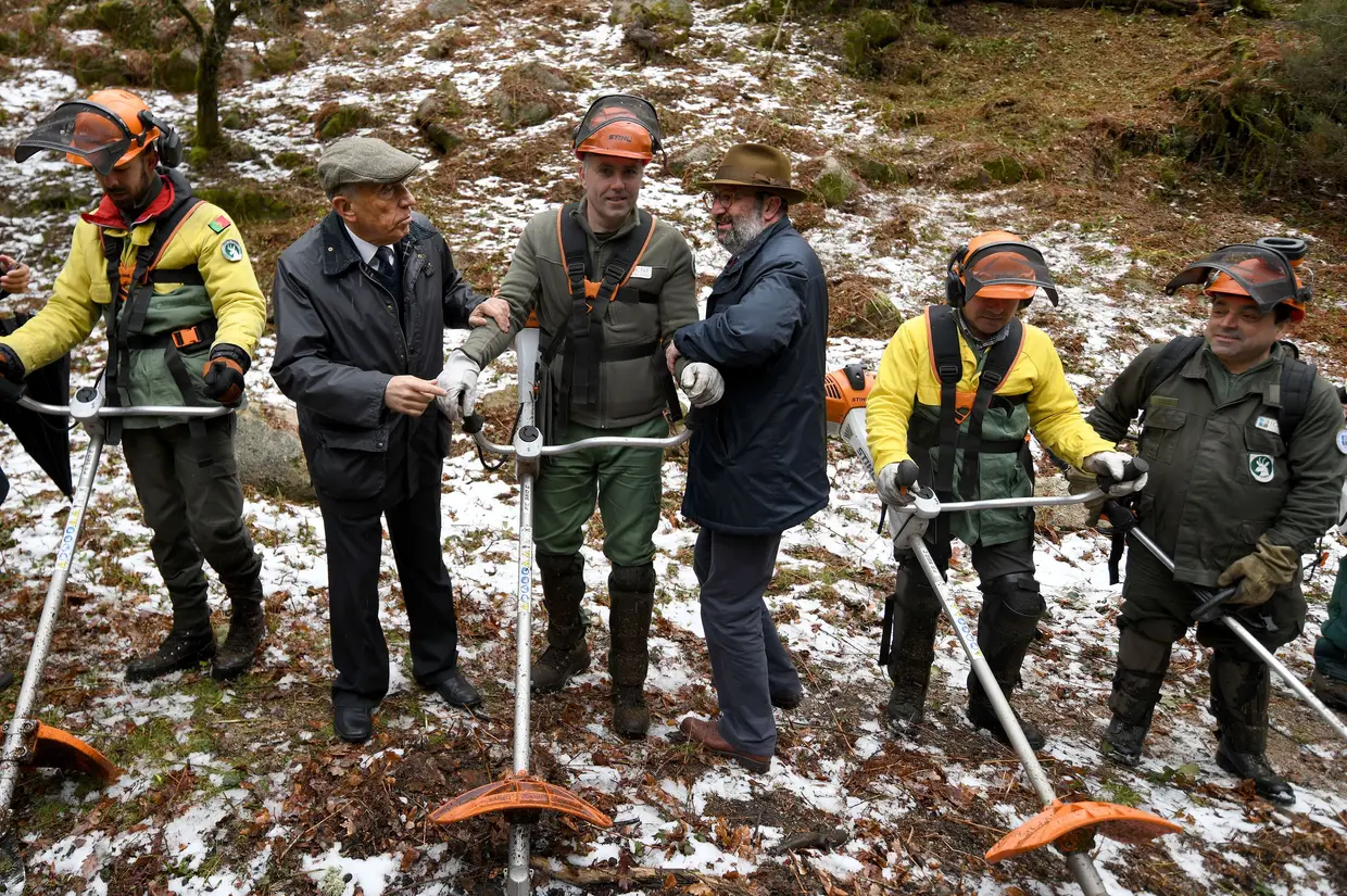 O Presidente da República esteve no Gerês, em Portela do Homem, a ver como se limpa o mato. E ainda apanhou neve