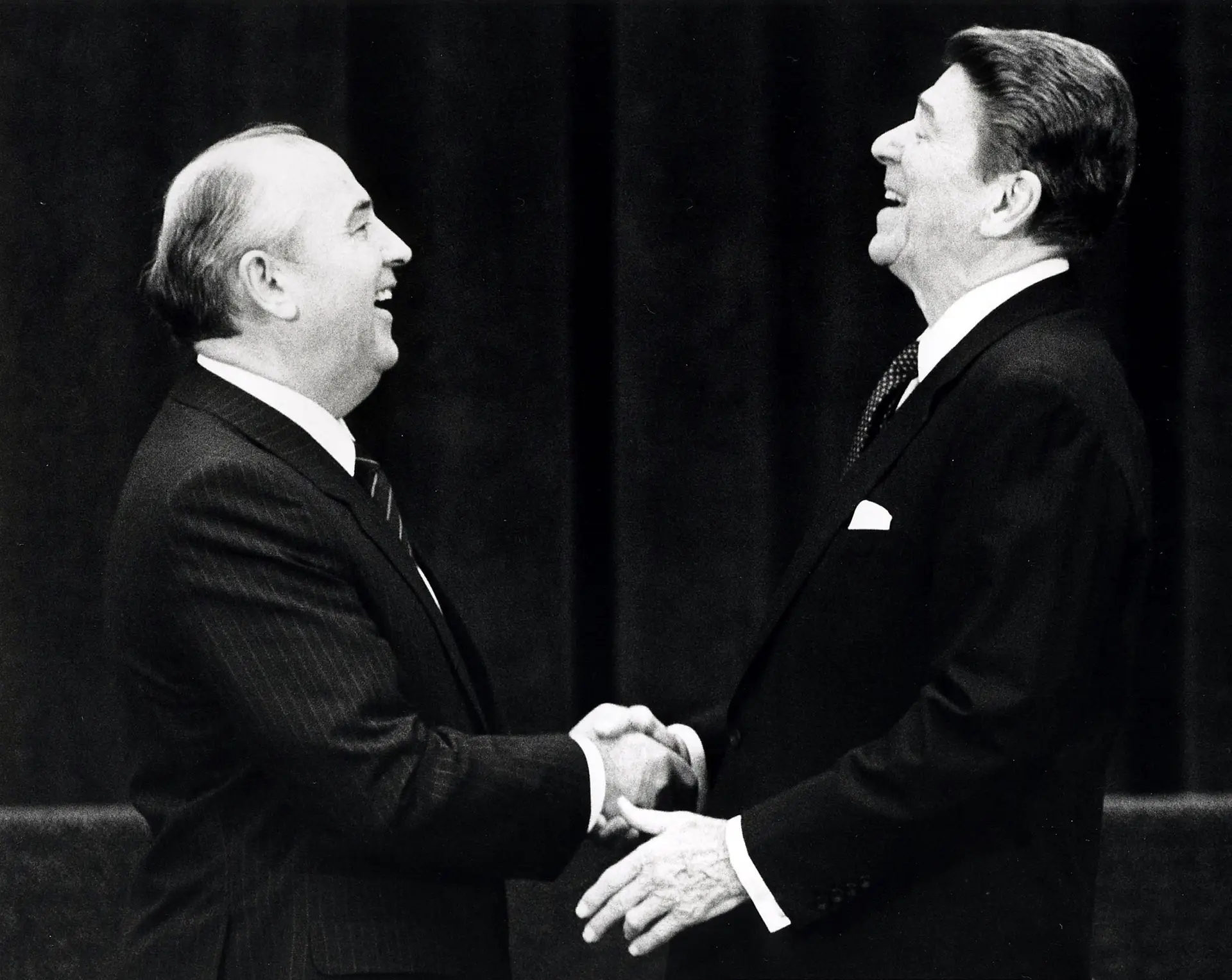 Ronald Reagan e Mikhail Gorbachev em 1986, pouco antes da expulsão de 80 diplomatas russos no ano 