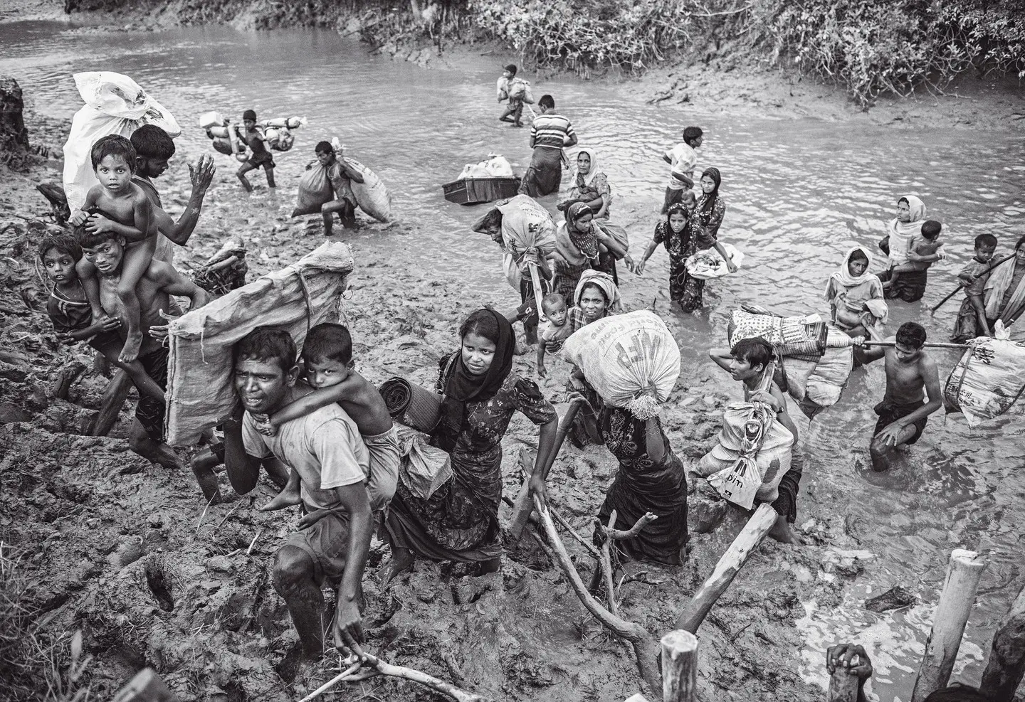 Recém-chegados ao Bangladesh, estes rohingya desesperam por uma malga de arroz 
