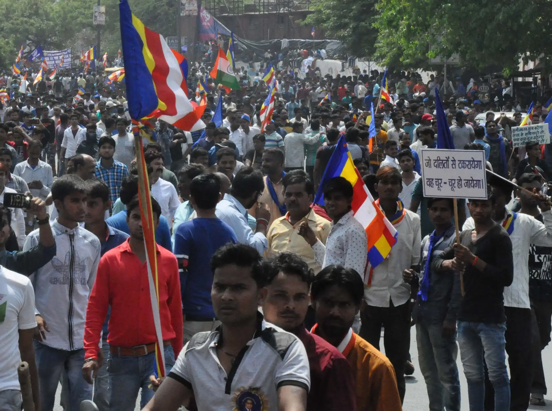 Membros da casta dalit manifestam-se na Índia contra mudanças numa lei que os protegia da discrimação extrema que ainda sofrem