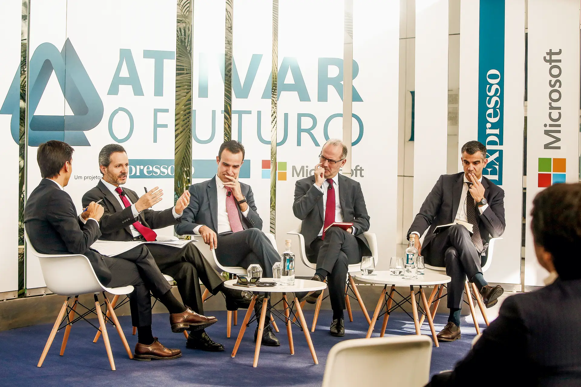 Bernardo Ferrão conduziu o debate com (da esq. para a dir.) Carlos Costa Pina (Galp), José Gonçalo Regalado (Millennium BCP), Pedro Penalva (AON) e Tiago Galvão(Alliance Healthcare)