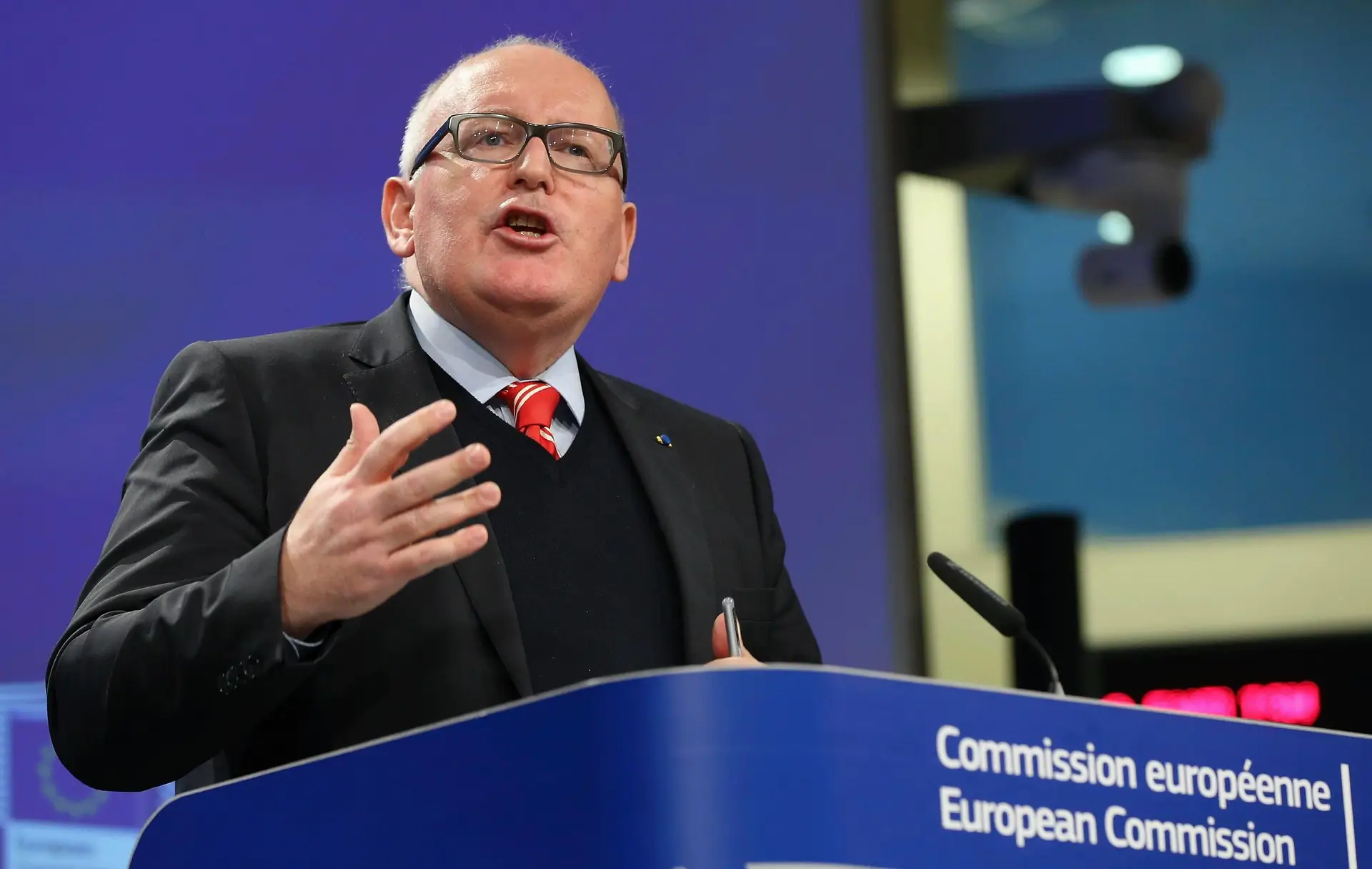 Vice de Juncker está na Polónia para discutir alterações à Justiça