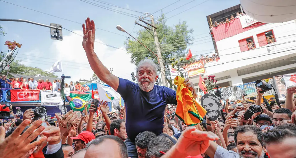 Tribunal ordena: Lula vai sair da prisão ainda este domingo