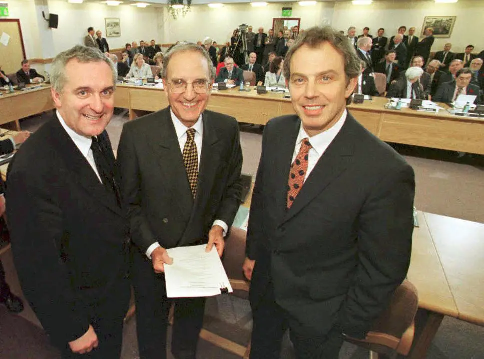 O acordo Sexta-Feira Santa foi assinado a 10 de abril pelo primeiro-ministro irlandês Bertie Ahern (à esq.), pelo senador norte-americano George Mitchell (ao centro), mediador do processo de paz, e pelo primeiro-ministro britânico Tony Blair