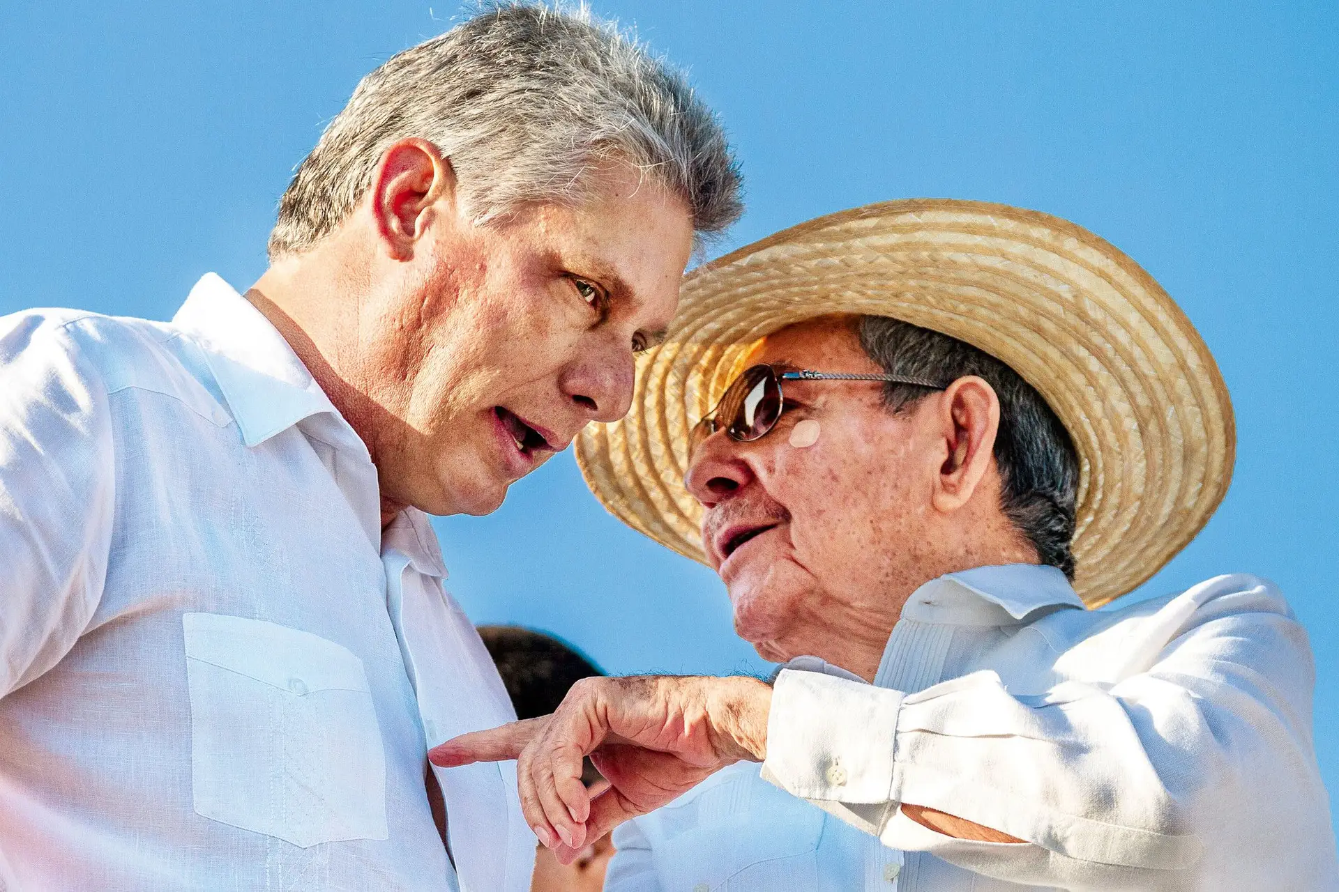Muitos delfins foram caindo, mas Miguel Díaz-Canel (à esquerda) vai suceder a Raúl Castro 